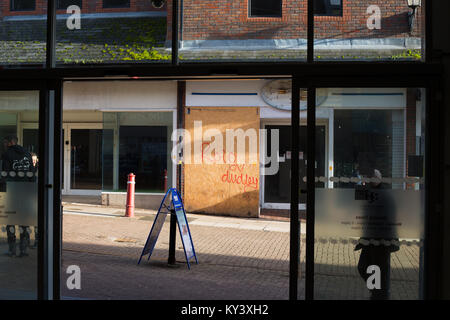 Online Handel hat tiefgreifende Auswirkungen auf die High Street Shopping. Kidderminster Stadtzentrum, Tag vor Heiligabend! Leere Geschäfte an Bord. Stockfoto