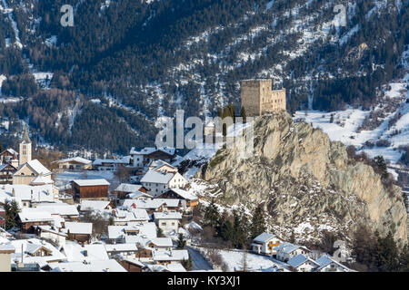 Blick auf die Burg in dem kleinen Ort Ladis im Skigebiet Serfaus Fiss Ladis in Österreich mit schneebedeckten Bergen Stockfoto