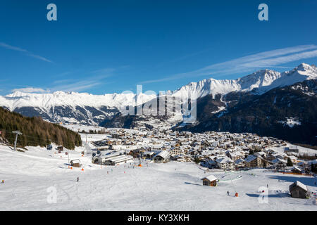 Blick auf das Dorf Fiss im Skigebiet Serfaus Fiss Ladis in Österreich mit schneebedeckten Bergen und blauem Himmel Stockfoto