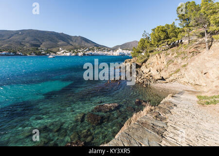 Der bekannteste Ort in Cap de Creus. Helle, weiße Häuser geben Licht in dieses kleine, traditionelle Fischer Stadt. Stockfoto