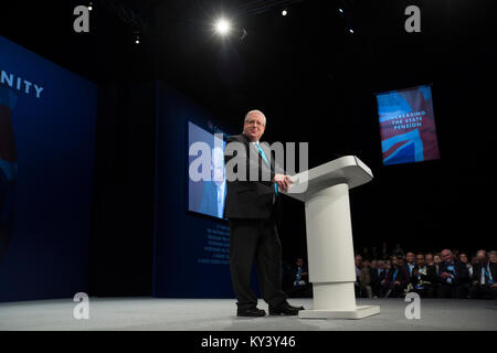 Der Staatssekretär für Verkehr Patrick McLoughlin MP, die Delegierten am zweiten Tag der Konservativen Partei jährlichen Konferenz in Manchester. Die Konferenz fand zwischen dem 4. bis 7. Oktober und war der Erste, der seit 2015 die Konservativen BRITISCHEN allgemeinen Wahl gewonnen. Stockfoto