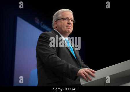 Der Staatssekretär für Verkehr Patrick McLoughlin MP, die Delegierten am zweiten Tag der Konservativen Partei jährlichen Konferenz in Manchester. Die Konferenz fand zwischen dem 4. bis 7. Oktober und war der Erste, der seit 2015 die Konservativen BRITISCHEN allgemeinen Wahl gewonnen. Stockfoto