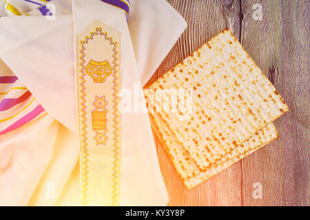 Jüdischer Feiertag jüdischen Pessach Still-Leben mit Wein und Matzoh jüdischen Pessach Brot Stockfoto