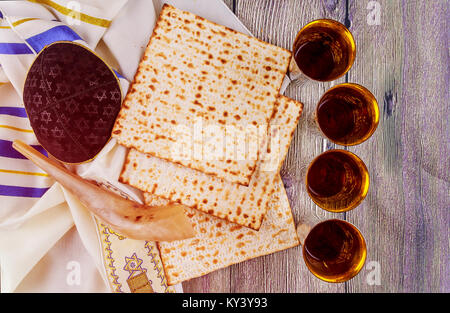 Still-Leben mit Wein und Matzoh jüdischen Pessach Brot Stockfoto