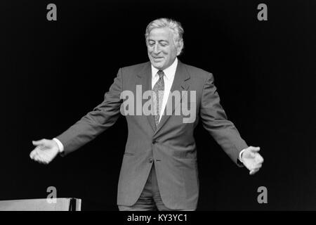 Amerikanische Sänger Tony Bennett, die auf der Pyramide der Bühne, Glastonbury Festival 1998, würdig, Bauernhof, Somerset, England, Vereinigtes Königreich. Stockfoto