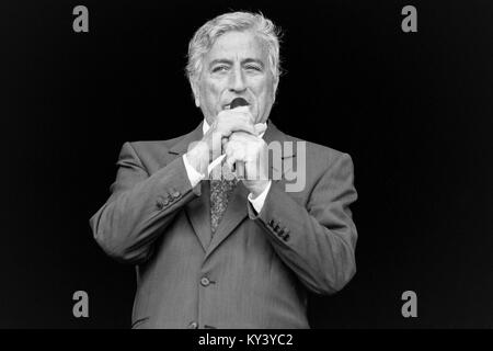 Amerikanische Sänger Tony Bennett, die auf der Pyramide der Bühne, Glastonbury Festival 1998, würdig, Bauernhof, Somerset, England, Vereinigtes Königreich. Stockfoto