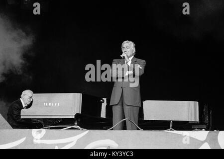 Amerikanische Sänger Tony Bennett, die auf der Pyramide der Bühne, Glastonbury Festival 1998, würdig, Bauernhof, Somerset, England, Vereinigtes Königreich. Stockfoto