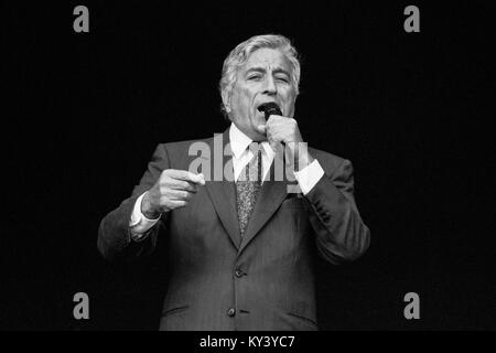 Amerikanische Sänger Tony Bennett, die auf der Pyramide der Bühne, Glastonbury Festival 1998, würdig, Bauernhof, Somerset, England, Vereinigtes Königreich. Stockfoto