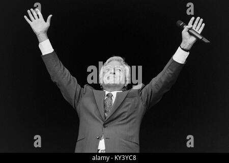 Amerikanische Sänger Tony Bennett, die auf der Pyramide der Bühne, Glastonbury Festival 1998, würdig, Bauernhof, Somerset, England, Vereinigtes Königreich. Stockfoto