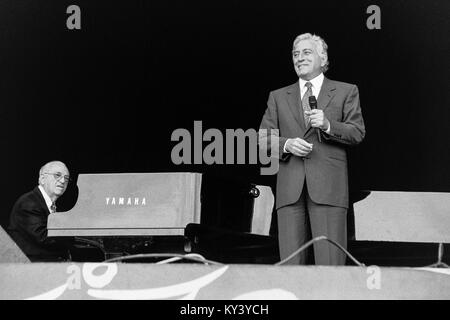 Amerikanische Sänger Tony Bennett, die auf der Pyramide der Bühne, Glastonbury Festival 1998, würdig, Bauernhof, Somerset, England, Vereinigtes Königreich. Stockfoto