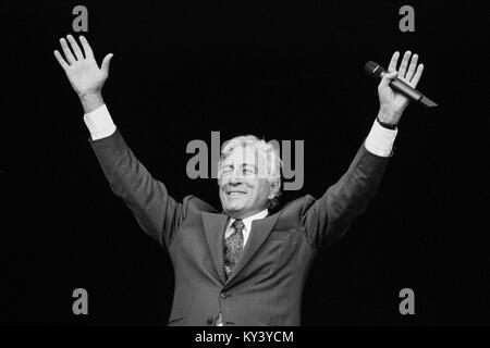 Amerikanische Sänger Tony Bennett, die auf der Pyramide der Bühne, Glastonbury Festival 1998, würdig, Bauernhof, Somerset, England, Vereinigtes Königreich. Stockfoto