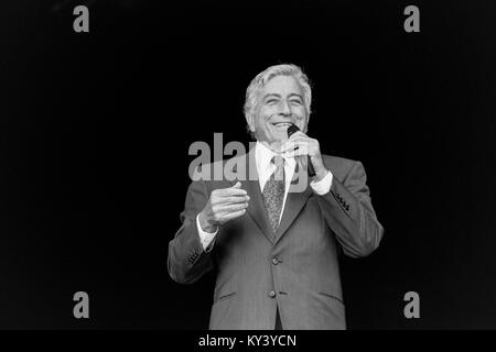 Amerikanische Sänger Tony Bennett, die auf der Pyramide der Bühne, Glastonbury Festival 1998, würdig, Bauernhof, Somerset, England, Vereinigtes Königreich. Stockfoto