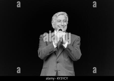 Amerikanische Sänger Tony Bennett, die auf der Pyramide der Bühne, Glastonbury Festival 1998, würdig, Bauernhof, Somerset, England, Vereinigtes Königreich. Stockfoto