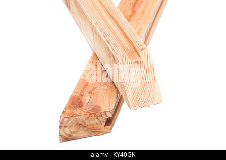 Zwei Holzbalken auf weißem Hintergrund Stockfoto