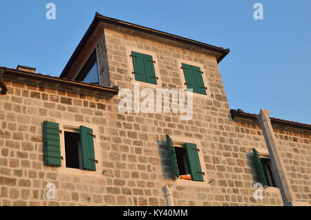 Küsten Palastfassade mit grünem Holz Jalousien im Sommer Stockfoto