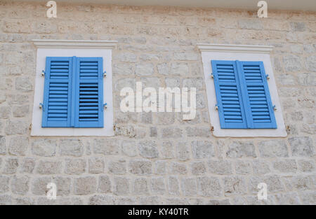 Zwei Fenster mit blauem Holz Jalousien an der Küste Haus Fassade Stockfoto