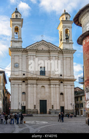 Kirche Unserer Lieben Frau auf dem Hauptplatz von Ovada, Dorf im Piemont. Stockfoto