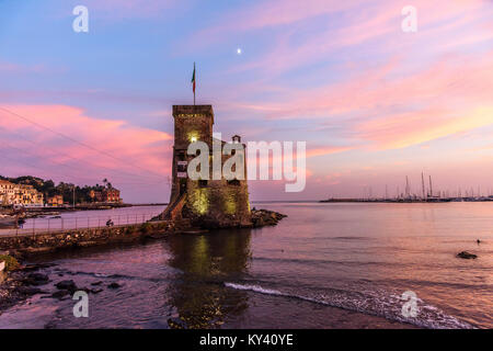 Kleine mittelalterliche Burg auf dem Meer, in den ligurischen Dorf von Rapallo Stockfoto