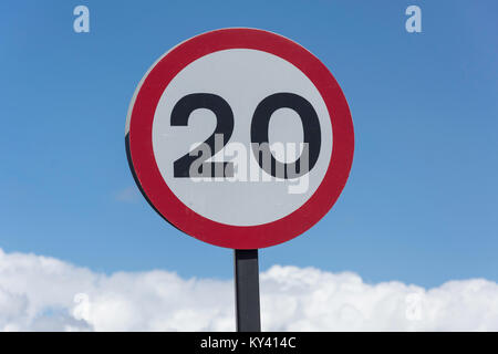 20 mph Verkehrsschild im Wohngebiet, Arundel Drive West, Saltdean, East Sussex, England, Vereinigtes Königreich Stockfoto