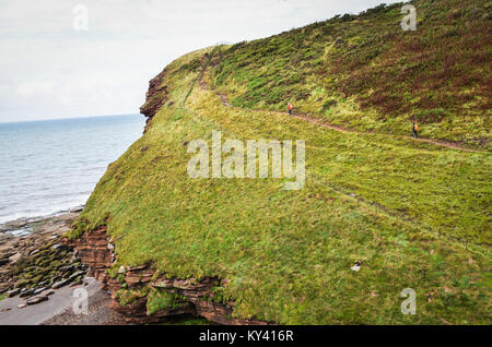 Wanderer entlang der Irischen See, in der Nähe von St. Bienen, Englands von Küste zu Küste Weg, Tag eins Richtung Westen nach Osten. Stockfoto