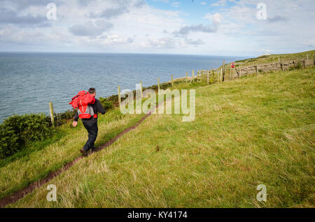 Wanderer, Englands von Küste zu Küste, steile Küste Hügel an der Irischen See, in der Nähe von St. Bienen, England. Tag 1 Wenn in Richtung Westen nach Osten. Stockfoto