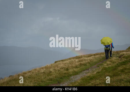 Rainbow, Wanderer im Regen, absteigend Patterdale, England, England's von Küste zu Küste Weg, Stockfoto