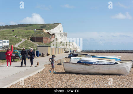 Seaford Head und Umkleidekabinen am Strand von Seaford Strand, Seaford, East Sussex, England, Vereinigtes Königreich Stockfoto