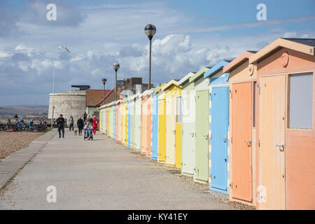 Martello Tower Museum und Strand Hütten aus Seaford Strand, Seaford, East Sussex, England, Vereinigtes Königreich Stockfoto