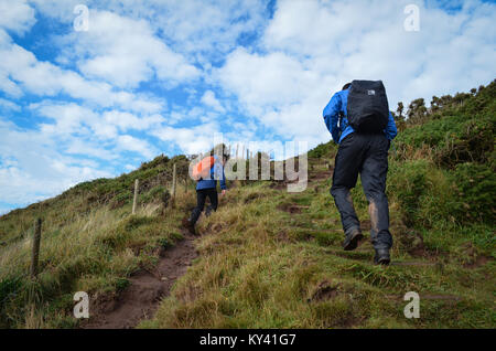 Wanderer auf St. Bees Head, der Irischen See, Englands von Küste zu Küste Pfad, St. Bienen, Cumbria, England. Stockfoto