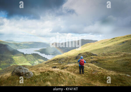 Wanderer in Regen, absteigend Patterdale, England, England's von Küste zu Küste Pfad Stockfoto