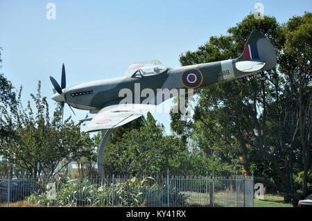 Spitfire an einem Pfosten vor dem Flughafen Christchurch, Neuseeland. Nachbildung des originalen Spitfire TE288, der bis 1984 auf dem Pol stand Stockfoto