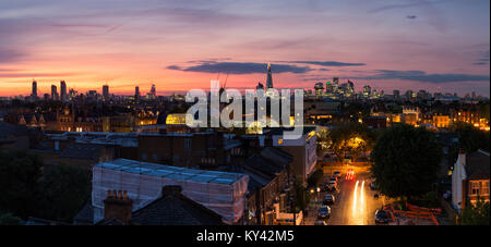 Blick auf die Skyline von London bei Sonnenuntergang von Peckham mit Wohnhäusern im Vordergrund Stockfoto