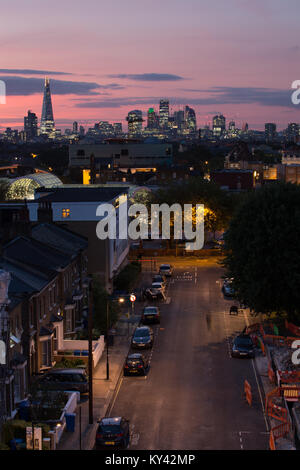 Blick auf die Skyline von London bei Sonnenuntergang von Peckham mit Wohnhäusern im Vordergrund Stockfoto