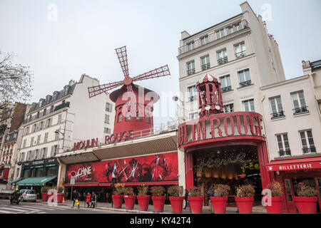 PARIS, Frankreich, 19. Dezember 2017: Moulin Rouge während einem bewölkten Nachmittag im Rotlichtviertel von Paris, Moulin Rouge ist eine der Stockfoto