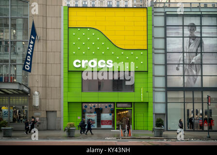 The Crocs Store in Herald Square in New York gesehen am Donnerstag 11. Januar 2018. Foto von Richard B. Levine Stockfotografie Alamy