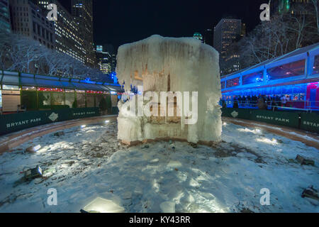 Besucher Bryant Park in New York Halt am Josephine Shaw Lowell Memorial Fountain, ein kaltes Wetter Eis hat Skulptur am Dienstag, 2. Januar 2018. Die Stadt hat eine Wetter beratenden Da zwischen 1 und 3 Zoll Schnee wird am Donnerstag vorhergesagt, von bitter kalt 1-Ziffern über das Wochenende folgt. (Â© Richard B. Levine) Stockfoto