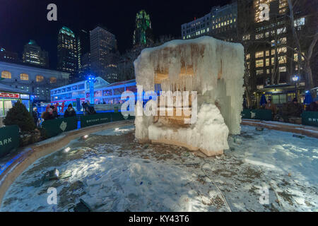 Besucher Bryant Park in New York Halt am Josephine Shaw Lowell Memorial Fountain, ein kaltes Wetter Eis hat Skulptur am Dienstag, 2. Januar 2018. Die Stadt hat eine Wetter beratenden Da zwischen 1 und 3 Zoll Schnee wird am Donnerstag vorhergesagt, von bitter kalt 1-Ziffern über das Wochenende folgt. (© Richard B. Levine) Stockfoto