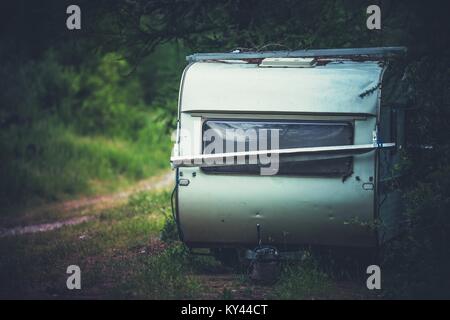 Alter und Beschädigter aufgegeben Travel Trailer in der Mitte von Nirgendwo. Stockfoto