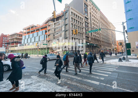 Kalt und Elend Fußgänger bis zum Winter die Houston Street in New York am Freitag, 5. Januar 2018 gebündelt. Nach dem gestrigen Schnee die Bewohner der Ostküste werden Ringen mit der so genannten "arktischen Ausbruch', Bone-chilling kaltes Wetter mit einem hohen in New York von 18 Grad vor dem Wind-chill einsetzt, so dass man sich wie 15 Grad unter Null. (Â© Richard B. Levine) Stockfoto