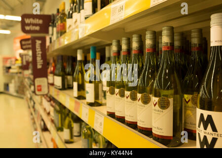 Wein Flaschen in den Regalen am Sainsbury's Supermarkt, Großbritannien Stockfoto