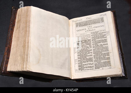 1611 Edition der King James Version der Bibel, auf der ersten Seite des Neuen Testaments. Aus dem Reed Seltene Bücher Sammlung bei Dunedin Public Library, Dunedin, Neuseeland. Stockfoto