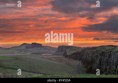 Hadrian's Wall: Der Blick nach Osten im Morgengrauen, Blick von Steel Rigg in Richtung Peel Felsen, Klippen, Highshield Crag Lough und Sewingshields Crags. Stockfoto