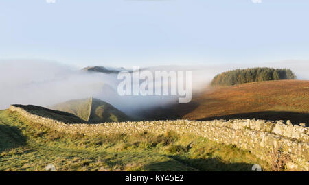 Hadrian's Wall: Am frühen Morgen, Herbst anzeigen mit Tiefliegenden Nebel, Blick nach Westen vom King's Hill, über Clew Hill und in Richtung Housesteads. Stockfoto