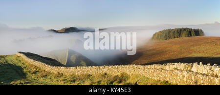 Hadrian's Wall: Am frühen Morgen, Herbst anzeigen mit Tiefliegenden Nebel, Blick nach Westen vom King's Hill, über Clew Hill und in Richtung Housesteads. Stockfoto