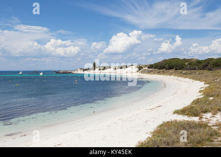 Ein farbenfroher Sonnenuntergang über longreach Bay, Rottnest Island, Perth, Western Australia Stockfoto