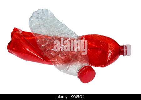 Rote und weiße Plastikflasche. Zwei Getränke Pakete auf weißem Hintergrund. Ökologische Trennung von Hausmüll. Stockfoto