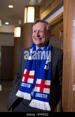 Der Bürgermeister von Leicester, Peter Soulsby, trägt einen Schal zu Ehren des City Football Club. Die örtlichen Fußballverein, Leicester City, wurden am Rande des Seins überraschung Gewinner der Englischen Premier League in der Saison 2015-16. Stockfoto