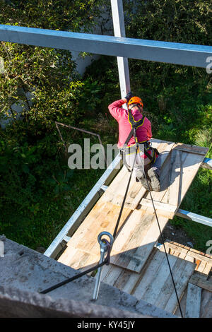 Sicherheit von Arbeiten in Höhen, auf dem Bau. Schutz der Arbeitnehmer bei der Arbeit auf einem Balkon. Stockfoto