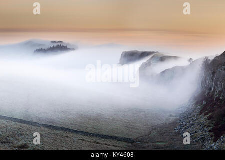 Hadrian's Wall: Der Blick von Steel Rigg an einem nebligen Winter im Morgengrauen, nach Osten in Richtung Crag Lough, Schälen, Highshield und Hotbank Crags. Stockfoto