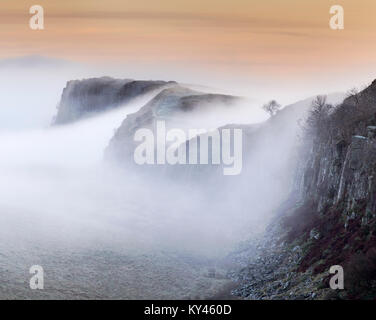 Hadrian's Wall: Der Blick von Steel Rigg an einem nebligen Winter im Morgengrauen, nach Osten in Richtung Crag Lough, Schälen, Highshield und Hotbank Crags. Stockfoto